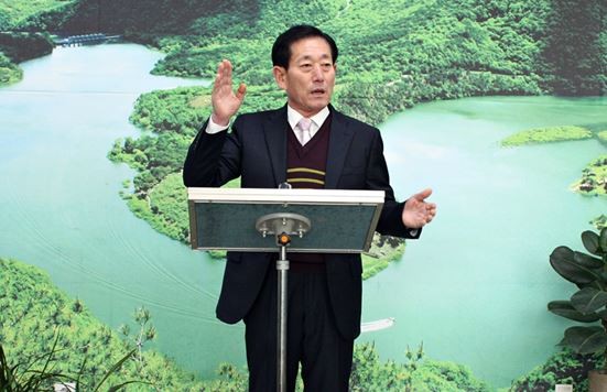 ▲ 무소속 김환동 전 도의원이 24일 충북 괴산군청에서 오는 4월 보궐선거 출마를 선언했다.ⓒ김환동 후보 사무실