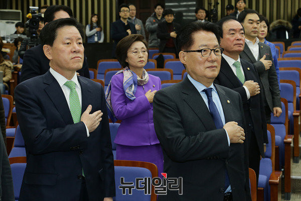 ▲ 국민의당 박지원 대표와 주승용 원내대표 등 소속 의원들이 24일 국회에서 열린 의원총회에 참석하고 있다. ⓒ뉴데일리 이종현 기자