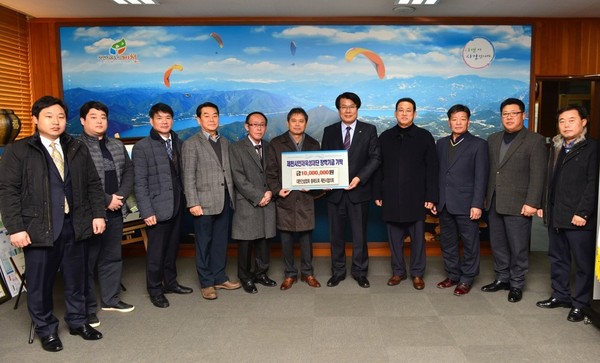 ▲ 대한건설협회 충북도회 제천시협의회 회원사들이 이근규 시장에게 장학금을 전달하고 있다.ⓒ제천시