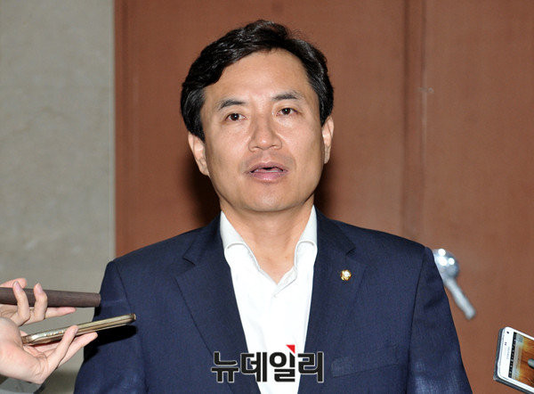 ▲ 새누리당 김진태 의원. 김 의원은 24일 표창원 의원이 주최한 시국풍자만화 전시회에 대해 