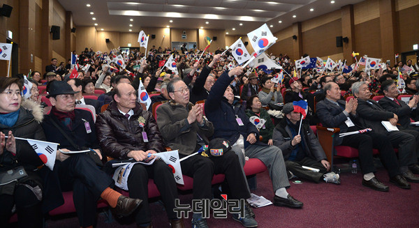 ▲ 태극기를 흔들며 지지하는 애국단체 회원들 ⓒ 뉴데일리 공준표