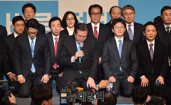 ▲ 바른정당 중앙당 창당대회가 24일 오후 서울 방이동 올림픽공원 올림픽홀에서 열렸다. 바른정당 소속 의원 전원이 단상 위에 무릎을 꿇은 가운데, 김무성 의원이 국민에 대한 사죄문을 낭독하고 있다. ⓒ뉴데일리 이종현 기자