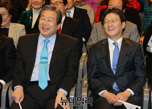 ▲ 바른정당 김무성·유승민 의원이 24일 서울 방이동 올림픽공원 올림픽홀에서 열린 중앙당 창당대회에서 정운천 의원이 꼬끼오를 외치자 파안대소하고 있다. ⓒ뉴데일리 이종현 기자