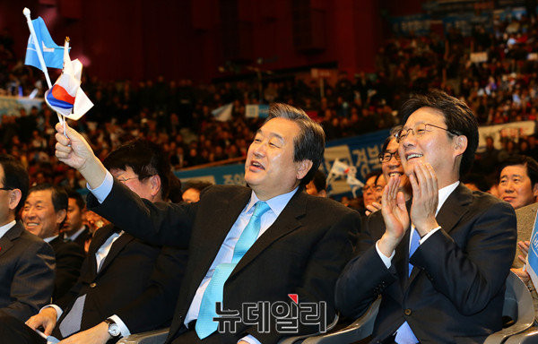 ▲ 바른정당 김무성·유승민 의원이 24일 서울 방이동 올림픽공원 올림픽홀에서 열린 중앙당 창당대회에서 정운천 의원이 꼬끼오를 외치자 파안대소한 뒤, 태극기와 바른정당기를 흔들면서 박수로 열렬히 호응하고 있다. ⓒ뉴데일리 이종현 기자