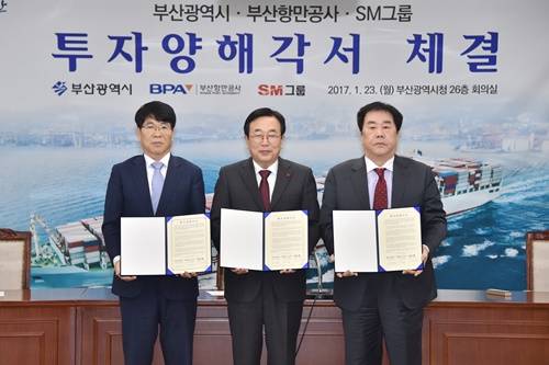 ▲ 부산시청에서 지난 23일 MOU 협약 체결 후 서병수 부산시장(가운데), 우예종 부산항만공사 사장(왼쪽), 우오현 SM그룹 회장(오른쪽)의 모습.ⓒ부산시