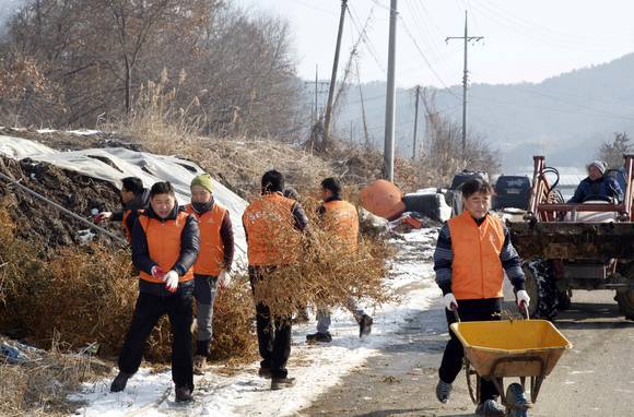 ▲ 한화그룹 신임임원 50여명은&nbsp;24일 충청남도 청양군 청남면 아산리를 찾아 농촌봉사활동을 펼쳤다.ⓒ한화그룹