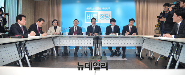 ▲ 바른정당 정병국 대표와 주호영 원내대표, 홍문표 이혜훈 최고위원 등 지도부는 25일 오전 중앙당사에서 열린 첫 최고위원회의에서 최근 박근혜 대통령 풍자 누드화 전시로 논란에 휩싸인 더불어민주당 표창원 의원을 향해 맹공을 가했다. ⓒ뉴데일리 공준표 기자