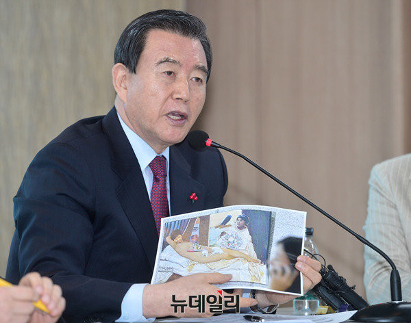 ▲ 바른정당 홍문표 최고위원이 25일 오전 당사에서 열린 첫 최고위원회의에서 문제가 된 풍자 누드화를 들어보이며, 민주당 표창원 의원에게 정계를 떠나라고 매섭게 몰아붙이고 있다. ⓒ뉴데일리 공준표 기자