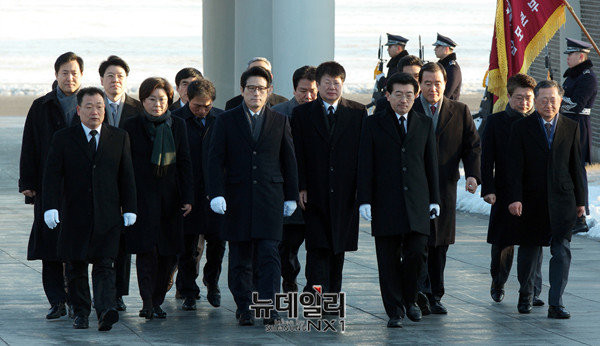 ▲ 바른정당 정병국 대표와 이혜훈 최고위원, 이종구 정책위의장, 홍문표 최고위원, 김재경 최고위원 등 지도부 일동이 25일 아침 서울 동작동 국립현충원 현충탑을 참배하고 있다. ⓒ뉴데일리 이기륭 기자