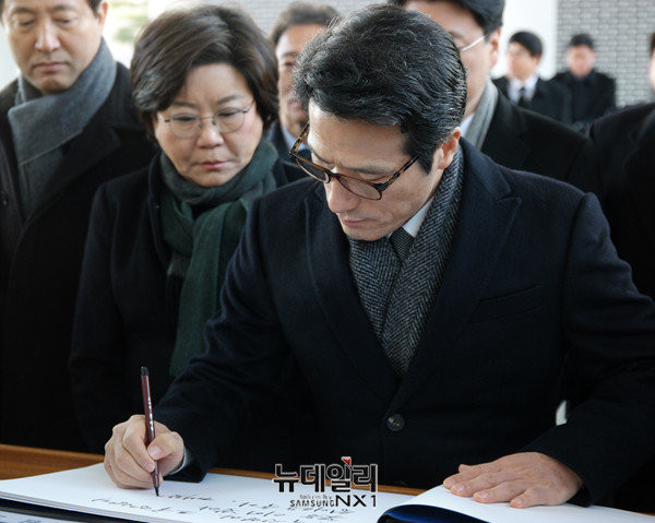 ▲ 바른정당 정병국 대표가 25일 아침 서울 동작동 국립현충원 현충탑을 참배한 직후 방명록을 기술하고 있다. ⓒ뉴데일리 이기륭 기자