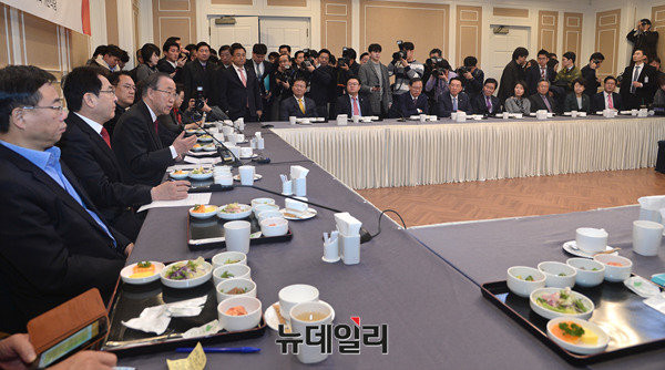 ▲ 반기문 전 유엔 사무총장이 25일 아침 국회 귀빈식당을 찾았다. 이 자리는 이른 시각에 마련됐지만 새누리당 의원들이 다수 참석하면서 북새통을 이뤘다. ⓒ뉴데일리 공준표 기자