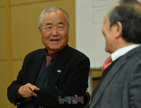 ▲ 권영해 前국방장관(왼쪽)이 24일 서울 정동제일교회서 본지 인보길 회장과 대담을 나누고 있는 모습.ⓒ뉴데일리 정상윤 기자