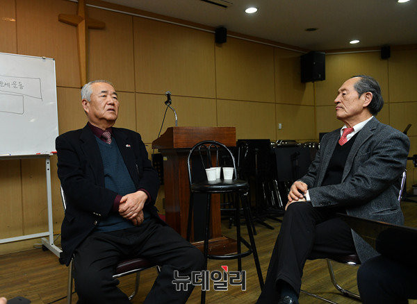 ▲ 권영해 前국방장관(왼쪽)이 24일 서울 정동제일교회서 본지 인보길 회장과 대담을 나누고 있는 모습.ⓒ뉴데일리 정상윤 기자