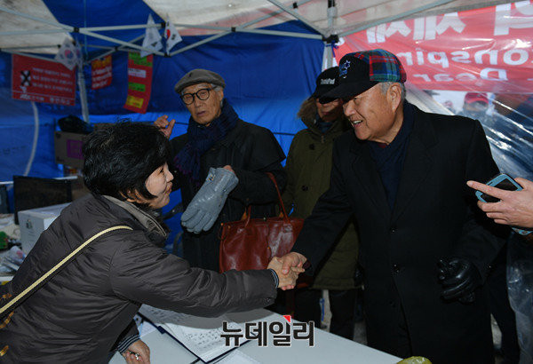 지난 24일 서울 시청광장 태극기 텐트 촌을 찾은 권영해 前장관이 이곳을 지키는 사람들과 악수를 나누고 있다. ⓒ정상윤 뉴데일리 기자