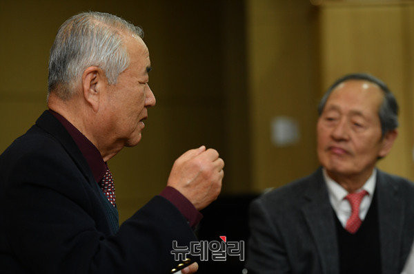 ▲ 권영해 前국방장관(왼쪽)이 24일 서울 정동제일교회서 본지 인보길 회장과 대담을 나누고 있는 모습.ⓒ뉴데일리 정상윤 기자