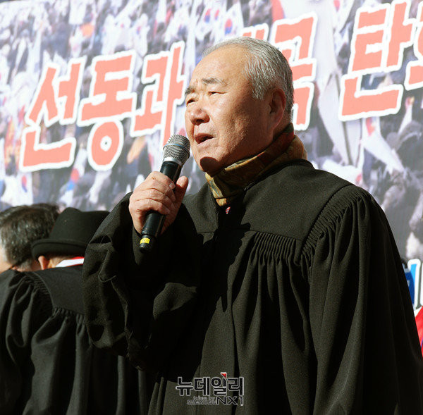 ▲ 태극기 집회에 참석해 연설 중인 권영해 前장관. ⓒ정상윤 뉴데일리 기자