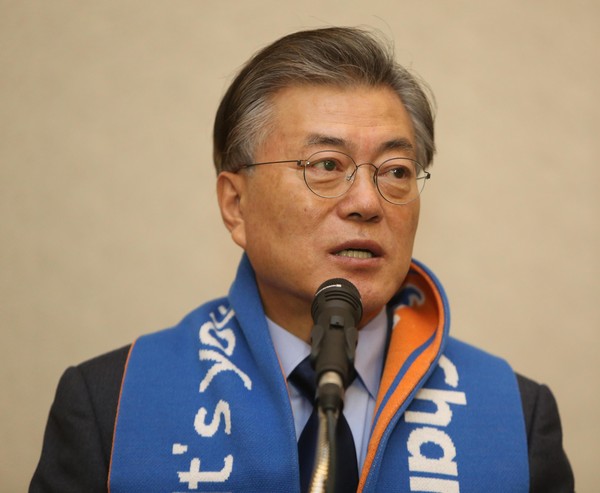 ▲ 문재인 더불어민주당 전 대표가 25일 오후 강원 평창군 알펜시아리조트 컨벤션센터 1층 대관령룸2에서 평창동계올림픽 성공 개최를 위한 동계스포츠를 사랑하는 사람들의 모임(동사모) 회원들과 만나 오찬 간담회를 하기에 앞서 인사말을 하고 있다.ⓒ뉴시스