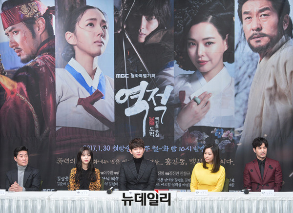 ▲ 왼쪽부터 윤균상, 채수빈, 김상중, 이하늬, 김지석 ⓒ 뉴데일리 공준표