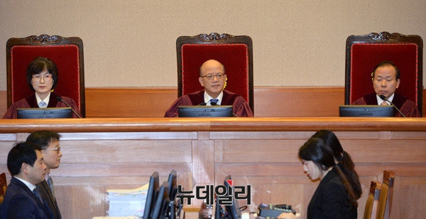 ▲ 박한철 헌법재판소 소장(가운데). ⓒ뉴데일리 DB