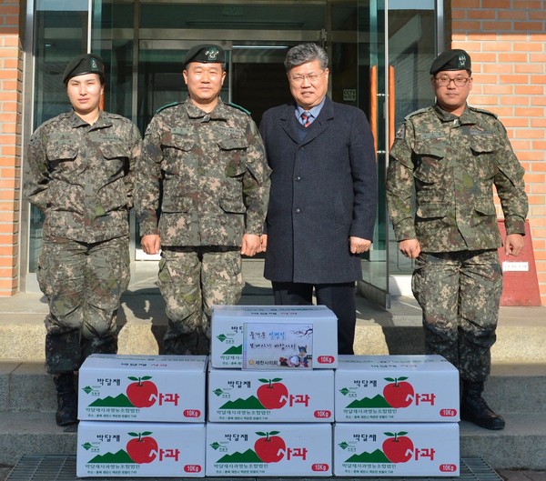 ▲ 김정문 제천시의회 의장(오른쪽 두번째)이 군부대를 방문, 위문품을 전달하고 있다.ⓒ제천시의회