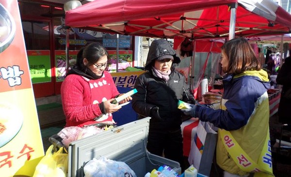 ▲ 충북선거관리위원회가 지난 23일 괴산 장터를 방문해 선거법위반행위 예방활동을 펼쳤다.ⓒ충북선관위