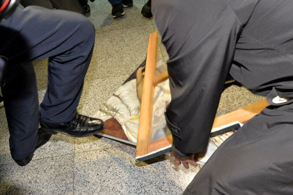 ▲ 심동보 예비역 제독이 24일 국회 의원회관에서 그림 '더러운 잠'을 철거할 당시 모습. 이를 두고 일부 언론은 심 제독을 '박근혜 지지자' 또는 '보수단체 회원'이라고 보도했다. 하지만 사실과 달랐다. ⓒ뉴시스. 무단전재 및 재배포 금지.