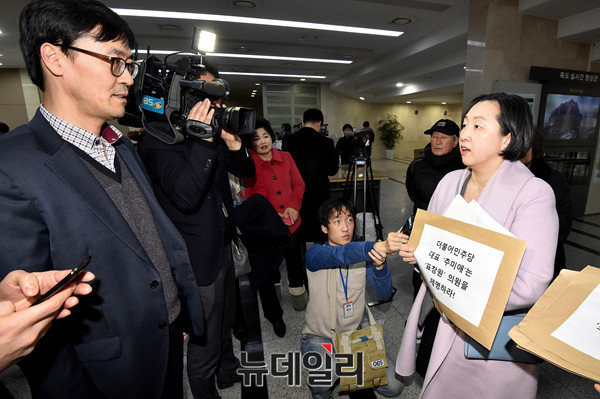 ▲ 인지연 북한동포와통일을위한모임(북통모) 대표는 25일 국회를 방문해 표창원 의원의 제명을 요구하는 항의 서한을 전달했다. ⓒ뉴데일리 이종현 기자