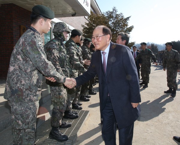 ▲ 류한우 단양군수가 군부대를 방문해 장병들을 격려하며 악수를 나누고 있다.ⓒ단양군
