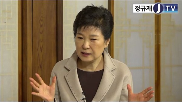 박근혜 대통령이 25일 청와대에서 한국경제 정규재 주필과 인터뷰를 하고 있다.ⓒ정규재TV 캡쳐