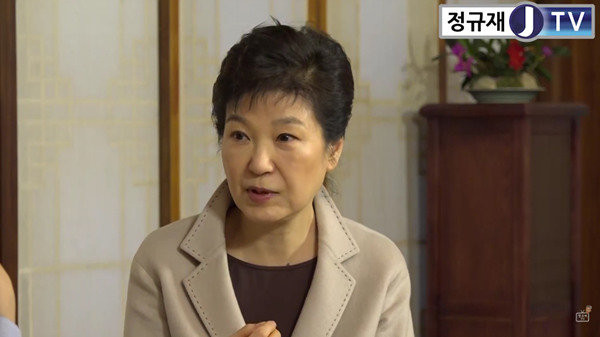 ▲ 박근혜 대통령이 25일 청와대 상춘재에서 정규재 한국경제신문 주필과 인터뷰를 하며 질문에 답하고 있다. ⓒ정규재TV 방송화면 갈무리