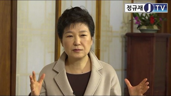 ▲ 박근혜 대통령이 25일 청와대 상춘재에서 정규재 한국경제신문 주필과 인터뷰를 하고 있다. ⓒ정규재tv