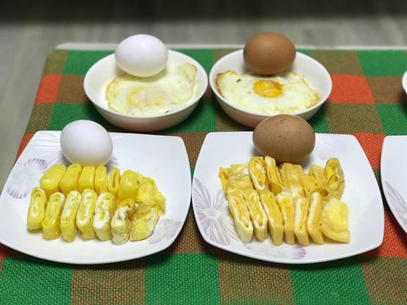 ▲ 좌측 미국한 흰색 댤걀로 만든 음식, 우측 국내산 영양란으로 만든 음식. ⓒ진범용 기자