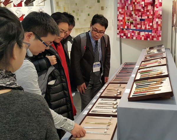 ▲ 지난 18~19일 일본 나고야 테이블웨어 박람회에 참가한 청주젓가락을 살펴보는 관람객들.ⓒ청주시