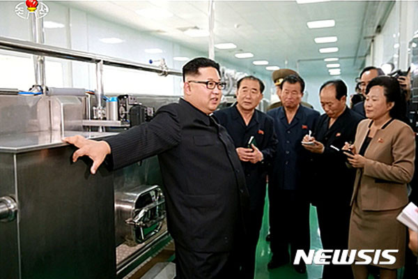 ▲ 2016년 6월 한 공장을 둘러보는 김정은. 북한은 농기계나 의약품 제조공장으로 위장한 군수공장들이 많다. ⓒ뉴시스. 무단전재 및 재배포 금지.