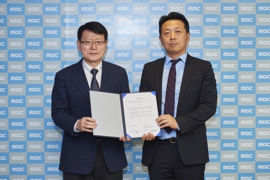 ▲ 2016년 임금협상 체결식에서 안광한(좌측) MBC 사장과 임정환 MBC노동조합 공동위원장이 사인한 협약서를 들고 환하게 웃고 있다.   ⓒ 뉴데일리