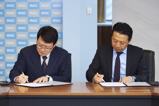 임금협약서에 사인을 하고 있는 안광한(좌측) MBC 사장과 임정환 MBC노동조합 공동위원장.   ⓒ 뉴데일리