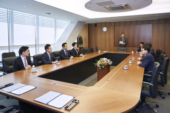 ▲ 임금협약서에 사인을 하고 있는 안광한(좌측) MBC 사장과 임정환 MBC노동조합 공동위원장.   ⓒ 뉴데일리