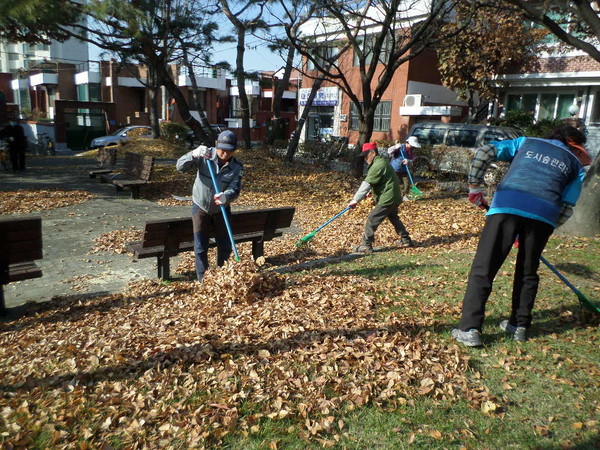 ▲ 공원 관리 모습.ⓒ천안시