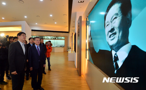 ▲ 더불어민주당 문재인 전 대표와 김홍걸 국민통합위원장이 22일 오후 광주 서구 김대중컨벤션센터 1층 다목적홀에서 열린 포럼광주출범식에 참석하기 앞서 김대중전시관에 들러 사진을 보고 있다. ⓒ뉴시스