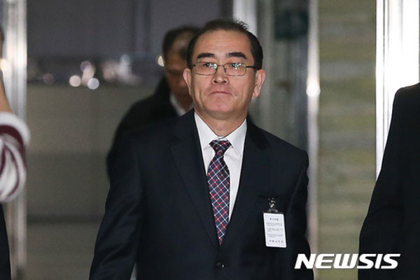 ▲ 2016년 12월 23일 국회 정보위원회로 향하는 태영호 前공사의 모습. ⓒ뉴시스. 무단전재 및 재배포 금지.