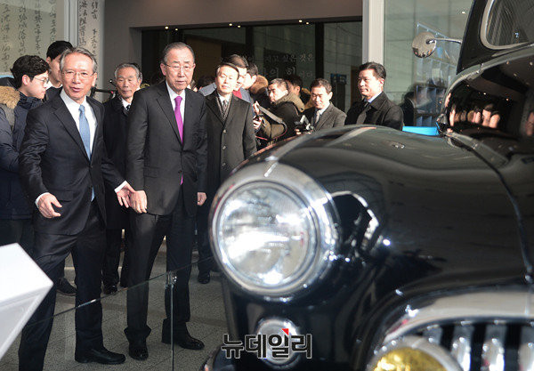 ▲ 김형오 전 국회의장이 26일 서울 효창동 백범기념관을 찾은 반기문 전 유엔사무총장에게, 백범 김구를 운구했던 차량과 동일한 모델의 전시차량을 보여주고 있다. ⓒ뉴데일리 공준표 기자