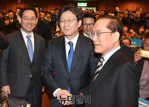 ▲ 바른정당 유승민 의원이 26일 헌정기념관에서 대선출마 선언을 했다. 그의 앞으로 이회창 전 한나라당 총재, 뒤로는 정병국 대표(오른쪽)·주호영 원내대표(왼쪽)가 보인다. ⓒ뉴데일리 이종현 기자