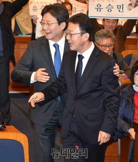 ▲ 바른정당 유승민 의원과 홍철호 의원. 홍 의원은 같은날 새누리당을 탈당하면서 유승민 의원이 힘을 보탰다. ⓒ뉴데일리 이종현 기자