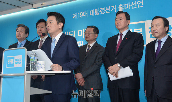 ▲ 남경필 경기도지사가 25일 오전 서울 여의도 바른정당 중앙당사에서 대권 도전 선언을 하고 있는 가운데, 뒷쪽으로 김무성 의원이 시립해 서서 힘을 실어주고 있다. ⓒ뉴데일리 공준표 기자