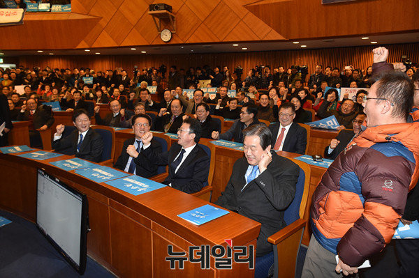 ▲ 26일 바른정당 유승민 의원이 서울 여의도 헌정기념관에서 연 대권 도전 선언식에 김무성 의원이 내빈으로 참석하자, 유승민 의원을 포함한 참석자들이 일제히 김무성을 연호하고 있다. ⓒ뉴데일리 이종현 기자