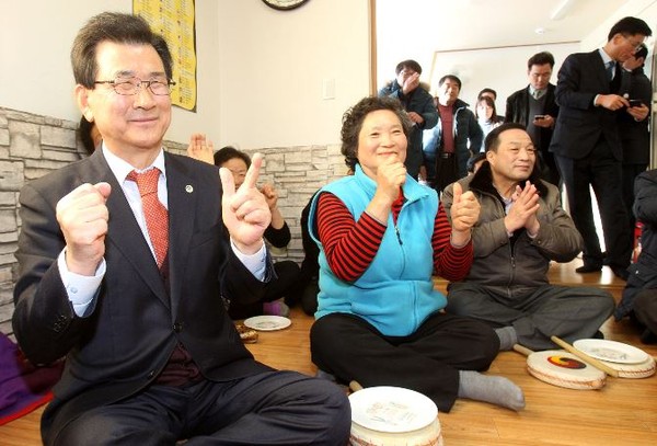 ▲ 이시종 충북도지사가 설 명절을 맞아 26일 옥천군 지경소경로당을 방문해 어르신들을 위로했다.ⓒ충북도