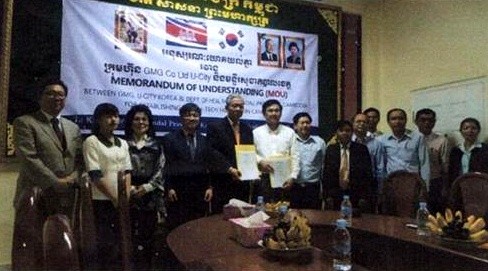 ▲ 박판석 새누리당 교육위원장, 쿠이 분 토우른 캄보디아 칸달 보건국장(왼쪽 여섯 번째), 캄보디아 GMG 유리나 대표(왼쪽 세번 째),전남대학교병원 안영근기획조정실장(왼쪽 네 번째)가 10일(현지시각) 캄보디아 칸달 주 사무실에서 종합병원 설립에 관한 양해각서를 체결한 뒤 기념사진을 촬영하고 있다. [사진=캄보디아 보건당국]