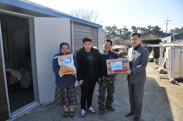 ▲ 경상북도개발공사는 26일 경산시장애인종합복지관을 찾아 명절선물을 전달하고 위로했다.ⓒ경북개발공사 제공