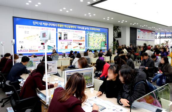 ▲ 반도건설이 지난달 선보인 '울산송정 반도유보라 아이비파크' 견본주택 내. 이 단지는 19.77대 1의 경쟁률로 1순위 당해지역에서 마감됐다. ⓒ반도건설