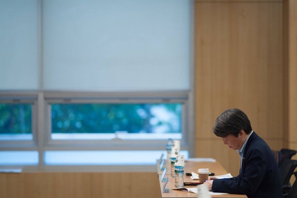 ▲ 국민의당 안철수 의원의 커버사진. 안 의원은 조용히 토론을 준비하는 모습을 커버사진으로 활용했다. ⓒ안철수 의원 페이스북